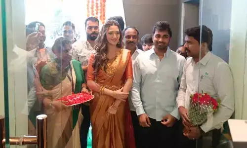 భీమవరంలో సందడి చేసిన టిల్లు బ్యూటీ