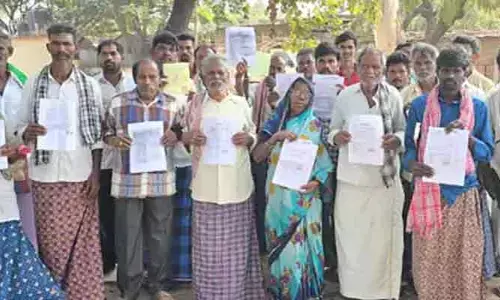 43 మంది రైతులను ముంచి.. పరార్