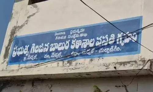 హాస్టల్ గదులలో బూతు బొమ్మలు