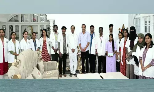 కేసీఆర్ చేతుల మీదుగా ఎంబీబీఎస్ విద్యార్థులకు ఆర్థిక సహాయం