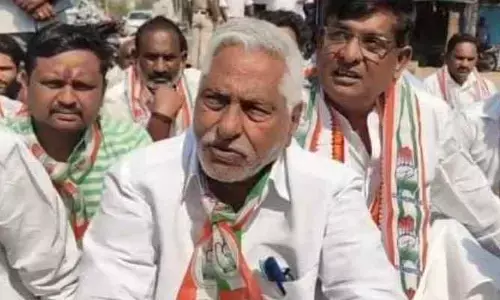 న‌డిరోడ్డుపై బైఠాయించిన‌ జీవన్ రెడ్డి
