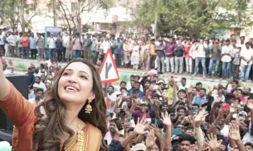 భీమవరంలో సందడి చేసిన సినీనటి నేహా శెట్టి