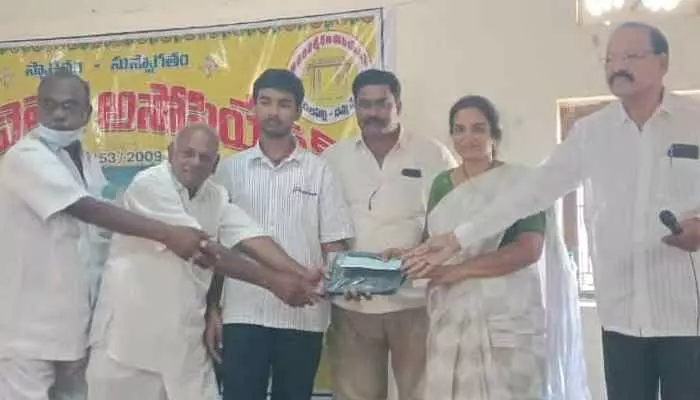 పేద విద్యార్థులకు చౌదరి అసోసియేషన్ చేయూత పేద విద్యార్థులకు చౌదరి అసోసియేషన్ చేయూత