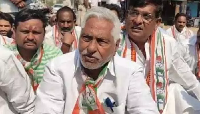 నడిరోడ్డుపై బైఠాయించిన జీవన్ రెడ్డి నడిరోడ్డుపై బైఠాయించిన జీవన్ రెడ్డి