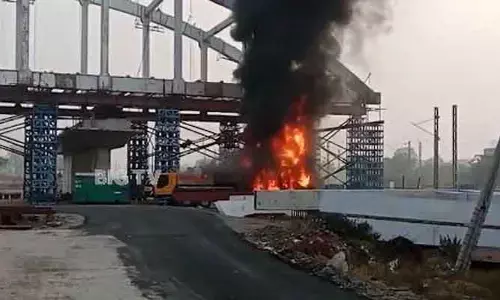 30 అడుగుల క్రేన్ చూస్తుండగానే దగ్ధం