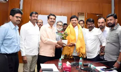 ఉద్యోగుల సమస్యలు పరిష్కరించండి.. మంత్రి పొంగులేటిని కోరిన ఉద్యోగ నేతలు