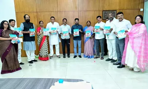 పంచాయతీ ప్రజా ప్రతినిధుల కరదీపిక పుస్తకాన్ని విడుదల చేసిన సీఎం రేవంత్ రెడ్డి