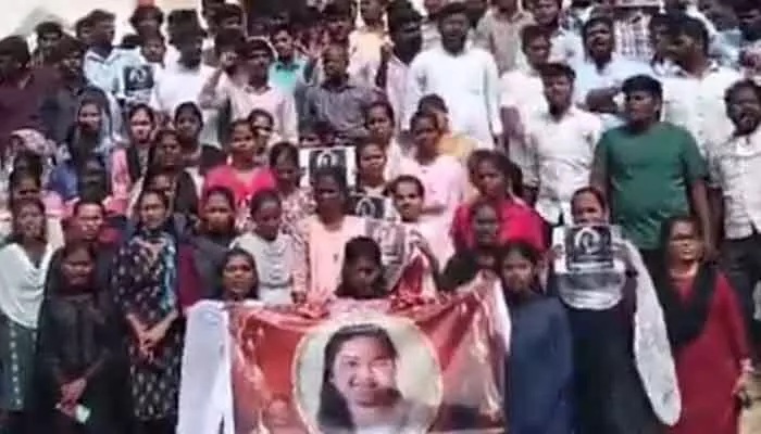శ్రీకృష్ణదేవరాయ యూనివర్సిటీలో ఉద్రిక్తత శ్రీకృష్ణదేవరాయ యూనివర్సిటీలో ఉద్రిక్తత