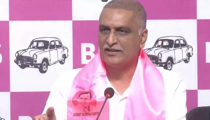 చొక్కాలు మార్చినంత ఈజీగా పార్టీలు మార్చాడు.. సీఎం రేవంత్ రెడ్డిపై హరీశ్రావు ఫైర్ చొక్కాలు మార్చినంత ఈజీగా పార్టీలు మార్చాడు.. సీఎం రేవంత్ రెడ్డిపై హరీశ్రావు ఫైర్