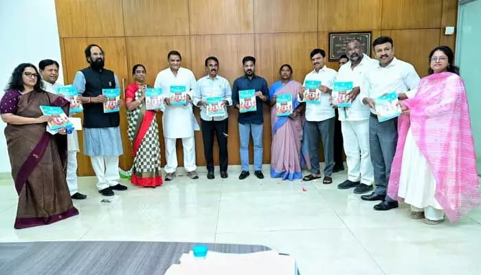 పంచాయతీ ప్రజా ప్రతినిధుల కరదీపిక పుస్తకాన్ని విడుదల చేసిన సీఎం రేవంత్ రెడ్డి పంచాయతీ ప్రజా ప్రతినిధుల కరదీపిక పుస్తకాన్ని విడుదల చేసిన సీఎం రేవంత్ రెడ్డి