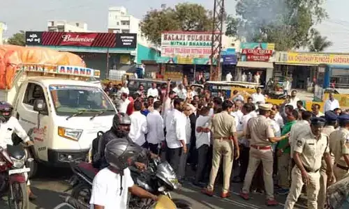 హైదరాబాద్-విజయవాడ హైవేపై హయత్‌నగర్ వాసుల ఆందోళన.. భారీగా ట్రాఫిక్ జామ్