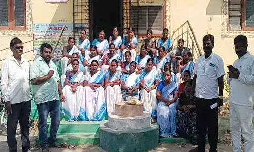 పెండింగ్ వేతనాలు చెల్లించాలని ఆశాల ధర్నా