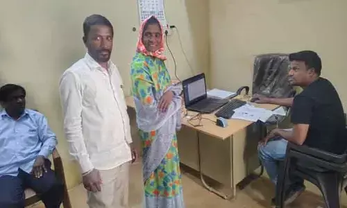 మక్కల కొనుగోలులో బయో తిప్పలు..
