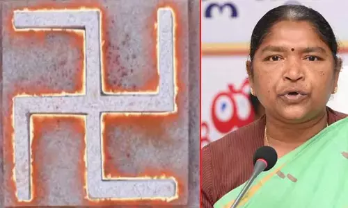మేం రివర్స్‌లోనే పూజిస్తాం.. దయచేసి వివాదం చేయకండి: మంత్రి సీతక్క విజ్ఞప్తి