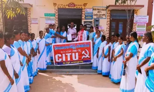 స‌మ‌స్య‌లు ప‌రిష్క‌రించాల‌ని ఆశాల ధ‌ర్నా