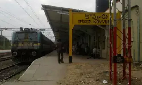ఎట్టకేలకు కొవ్వూరులో ఎక్స్ ప్రెస్ రైలు హాల్ట్