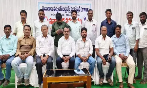 జర్నలిస్టుల సమస్యల పరిష్కారంలో సర్కారు వైఫల్యం