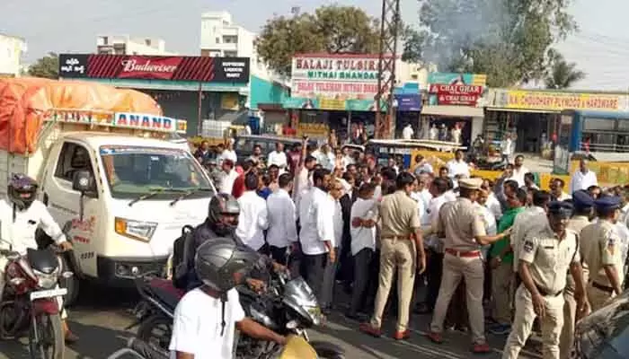 హైదరాబాద్-విజయవాడ హైవేపై హయత్నగర్ వాసుల ఆందోళన.. భారీగా ట్రాఫిక్ జామ్ హైదరాబాద్-విజయవాడ హైవేపై హయత్నగర్ వాసుల ఆందోళన.. భారీగా ట్రాఫిక్ జామ్
