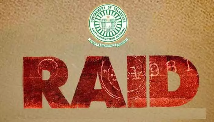 మరోసారి పంజా విసిరిన ఏసీబీ.. మహబూబ్నగర్ డిప్యూటీ ట్రాన్స్పోర్ట్ కమిషనర్ నివాసంలో సోదాలు మరోసారి పంజా విసిరిన ఏసీబీ.. మహబూబ్నగర్ డిప్యూటీ ట్రాన్స్పోర్ట్ కమిషనర్ నివాసంలో సోదాలు
