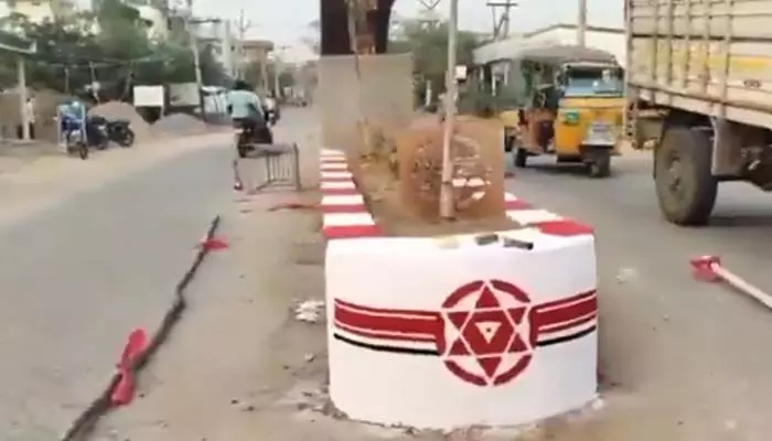 రోడ్డు డివైడరుకు పార్టీ రంగులేందయ్యా!! రోడ్డు డివైడరుకు పార్టీ రంగులేందయ్యా!!