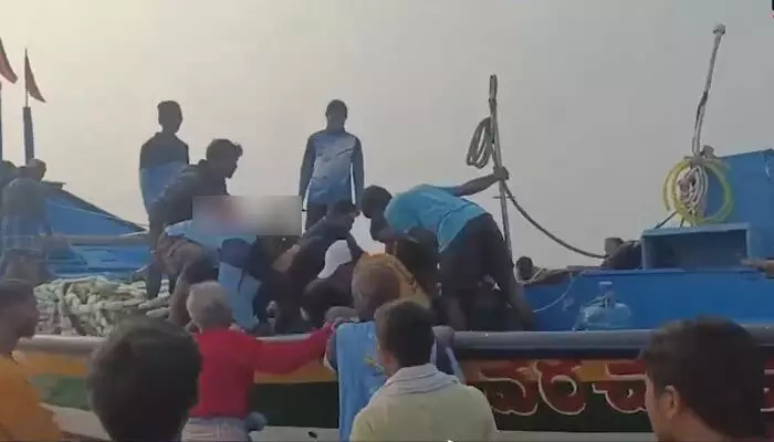 Boat Accident: శ్రీకాకుళం జిల్లా కొత్తపాలెంలో బోటు ప్రమాదం.. మత్స్యకారుడు మృతి Boat Accident: శ్రీకాకుళం జిల్లా కొత్తపాలెంలో బోటు ప్రమాదం.. మత్స్యకారుడు మృతి