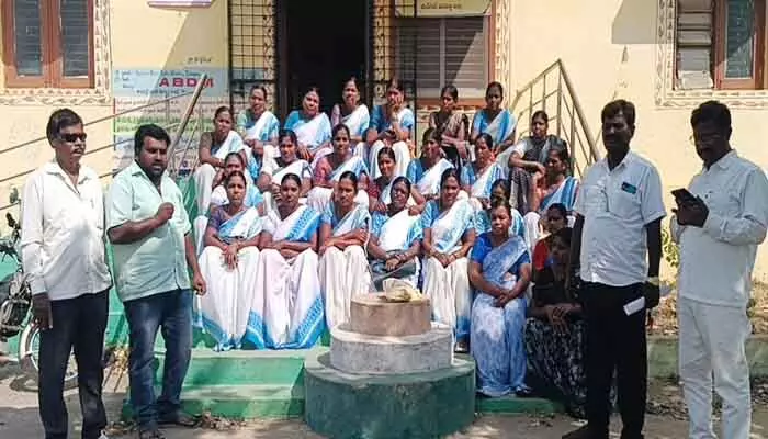 పెండింగ్ వేతనాలు చెల్లించాలని ఆశాల ధర్నా పెండింగ్ వేతనాలు చెల్లించాలని ఆశాల ధర్నా