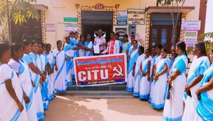 సమస్యలు పరిష్కరించాలని ఆశాల ధర్నా సమస్యలు పరిష్కరించాలని ఆశాల ధర్నా