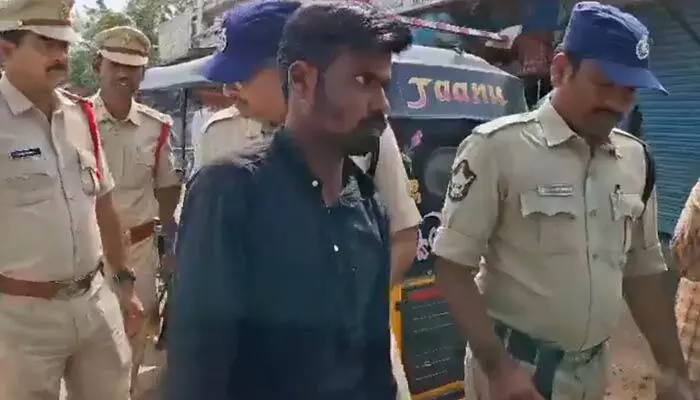 గర్భిణీ మహిళపై దాడి.. నిందితుడికి బహిరంగ ఊరేగింపు గర్భిణీ మహిళపై దాడి.. నిందితుడికి బహిరంగ ఊరేగింపు
