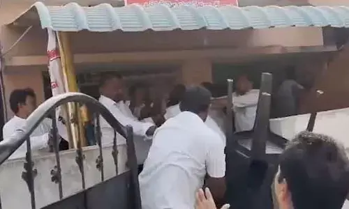 కుర్చీలతో కొట్టుకున్న జనసైనికులు