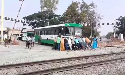 రైల్వే ట్రాక్ పై ఆగిన బస్సు.. స్థానికుల చొరవతో తప్పిన ప్రమాదం