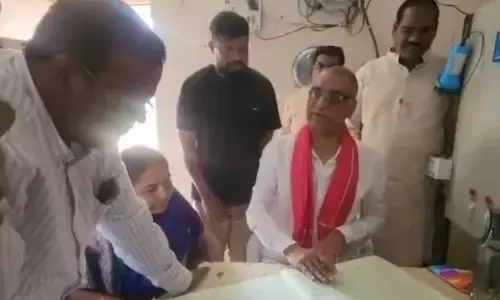 నర్సాపూర్, రెడ్డిపల్లి సబ్ స్టేషన్‌ను అకస్మాత్తుగా తనిఖీ చేసిన హరీష్ రావు, సునీత లక్ష్మారెడ్డి