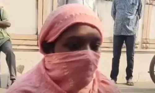 ప్రియుడి ఇంటి ముందు ప్రేయసి ధర్నా