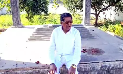 బతికి ఉండగానే సమాధి నిర్మించుకున్న రైతు