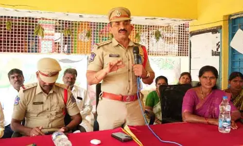 డ్రగ్స్ ను నివారించరించడం మనంద‌రి బాధ్యత :  సీఐ చంద్ర‌బాబు