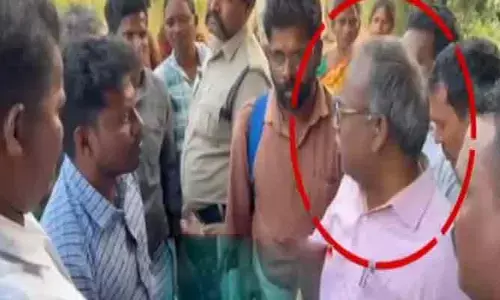 అధికారులపై తిరగబడ్డ గిరిజనులు.. ఉద్రిక్తత