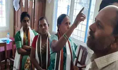 ఆదిలోనే లొల్లి.. కుర్చి వేయ‌కుండా అవ‌మానించారంటూ..!