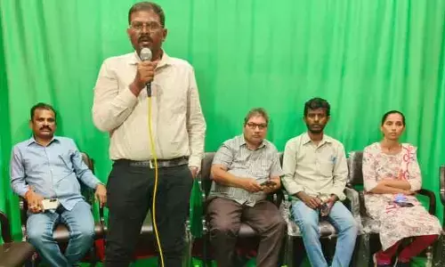 డెస్క్ జర్నలిస్టులకు అక్రిడిటేషన్​ కార్డు ఇవ్వాల్సిందే