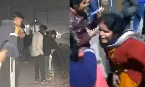 బైక్‌ను ఢీకొట్టిన రైలు.. ఇద్దరు చిన్నారులు సహా ఐదుగురి మృతి