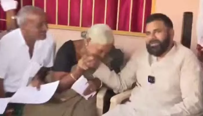 ఇండ్ల నాగేశ్వరమ్మకు జనసేనాని ఆత్మీయ పలకరింపు ఇండ్ల నాగేశ్వరమ్మకు జనసేనాని ఆత్మీయ పలకరింపు