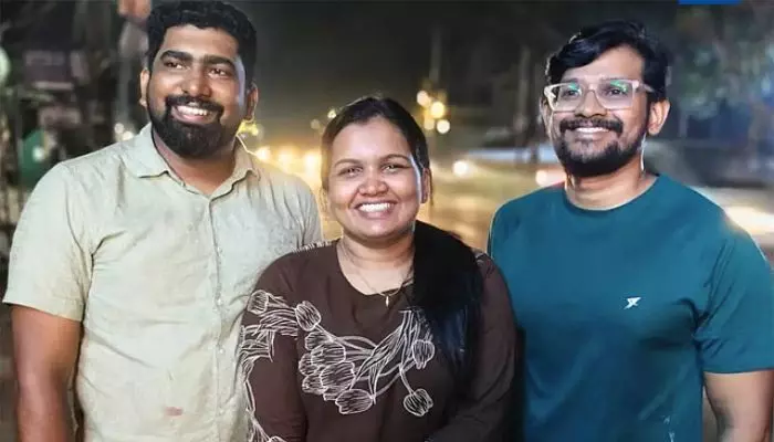రోడ్డుపైనే సర్జరీ చేసి ప్రాణం కాపాడిన డాక్టర్లు.. నెట్టింట ప్రశంసల జల్లు రోడ్డుపైనే సర్జరీ చేసి ప్రాణం కాపాడిన డాక్టర్లు.. నెట్టింట ప్రశంసల జల్లు