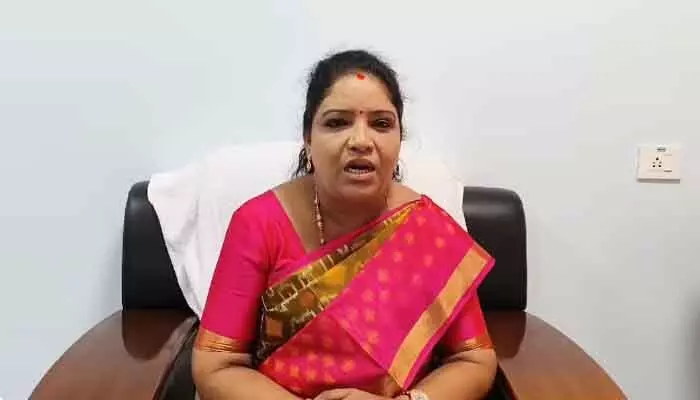 భావోద్వేగానికి గురైన మంత్రి సంధ్యారాణి భావోద్వేగానికి గురైన మంత్రి సంధ్యారాణి