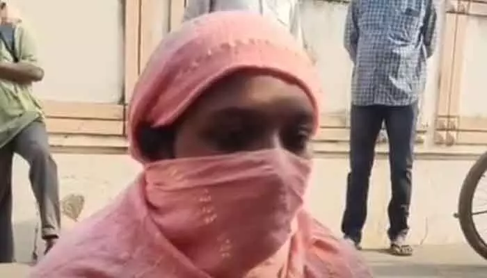 ప్రియుడి ఇంటి ముందు ప్రేయసి ధర్నా ప్రియుడి ఇంటి ముందు ప్రేయసి ధర్నా