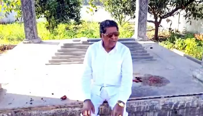బతికి ఉండగానే సమాధి నిర్మించుకున్న రైతు బతికి ఉండగానే సమాధి నిర్మించుకున్న రైతు
