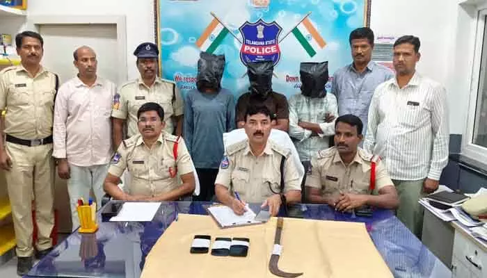 అక్రమ సంబంధం.. హత్య కేసును ఛేదించిన పోలీసులు అక్రమ సంబంధం.. హత్య కేసును ఛేదించిన పోలీసులు