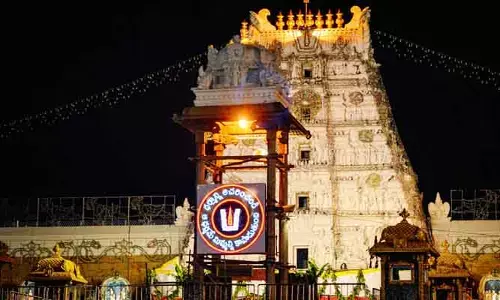 భక్తులతో కిక్కిరిసిపోయిన తిరుమల.. శిలాతోరణం వరకు భక్తుల క్యూలైన్