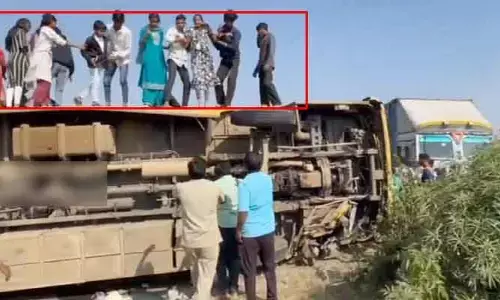 శంషాబాద్‌లో బోల్తాపడిన స్కూల్ బస్సు.. పలువురు విద్యార్థులకు గాయాలు