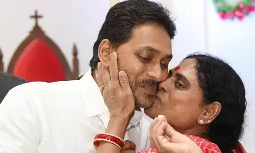 పులివెందుల చర్చిలో మాజీ సీఎం జగన్ కుటుంబం ప్రత్యేక ప్రార్థనలు