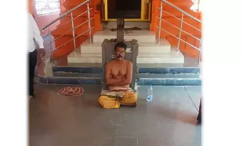 ఆల‌య పూజారి పై దాడి