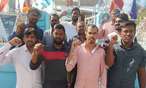 మీడియా ప్ర‌తినిధుల‌కు గ్రామ కార్య‌ద‌ర్శి క్ష‌మాప‌ణ చెప్పాలి