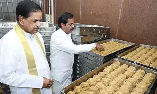 శ్రీవారి లడ్డూల విక్రయ కేంద్రంలో టీటీడీ చైర్మన్ ఆకస్మిక తనిఖీలు